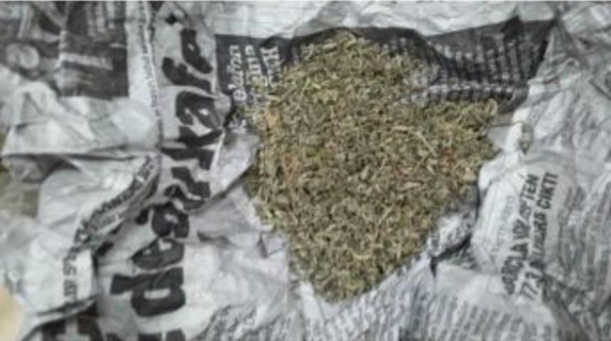 Uyuşturucu Maddeyi Kur&rsquo;an&rsquo;-ı Kerim&rsquo;in Arasına Saklamışlar