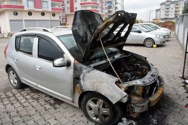 Park Halindeki Otomobil Kundakladı