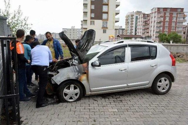 Park Halindeki Otomobil Kundakladı