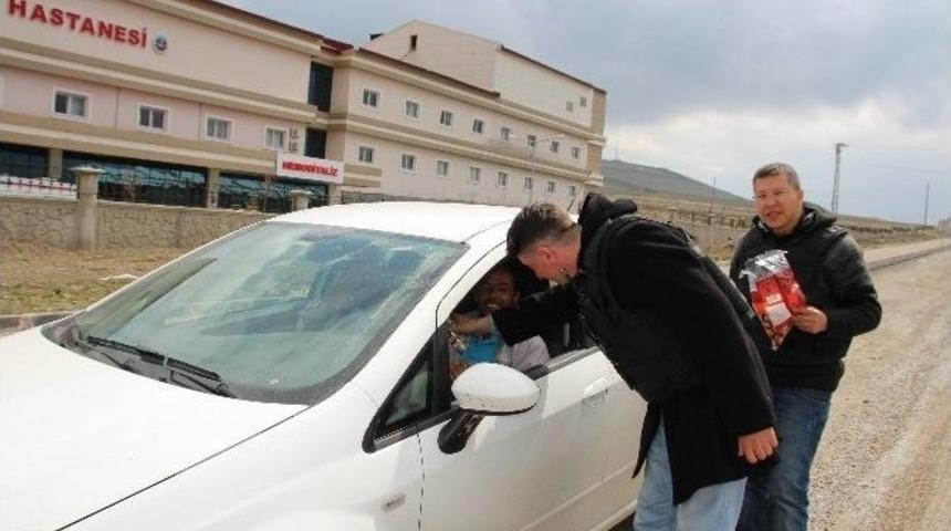 Polisten S&uuml;r&uuml;c&uuml;lere Şeker İkramı
