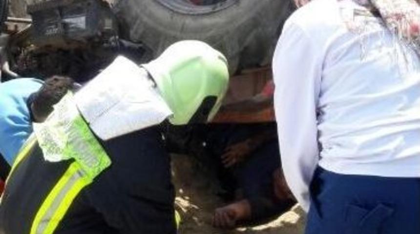 Devrilen Trakt&ouml;r&uuml;n Altında Kalan Adam G&uuml;&ccedil;l&uuml;kle Kurtarıldı
