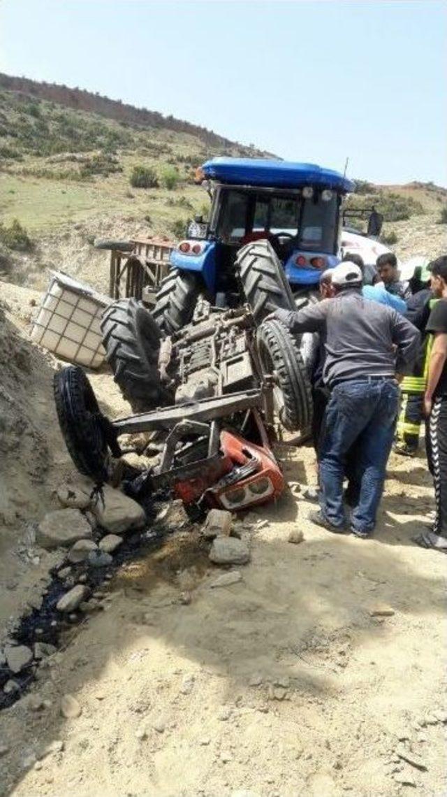 Devrilen Traktörün Altında Kalan Adam Güçlükle Kurtarıldı