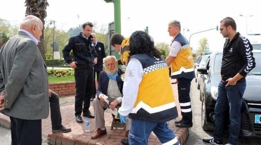 Yolun Karşısına Ge&ccedil;mek İsteyen Yaşlı Adama Kamyonet &Ccedil;arptı