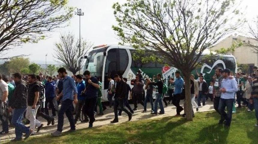 Bursaspor İstanbul&rsquo;a Meşalelerle Uğurlandı