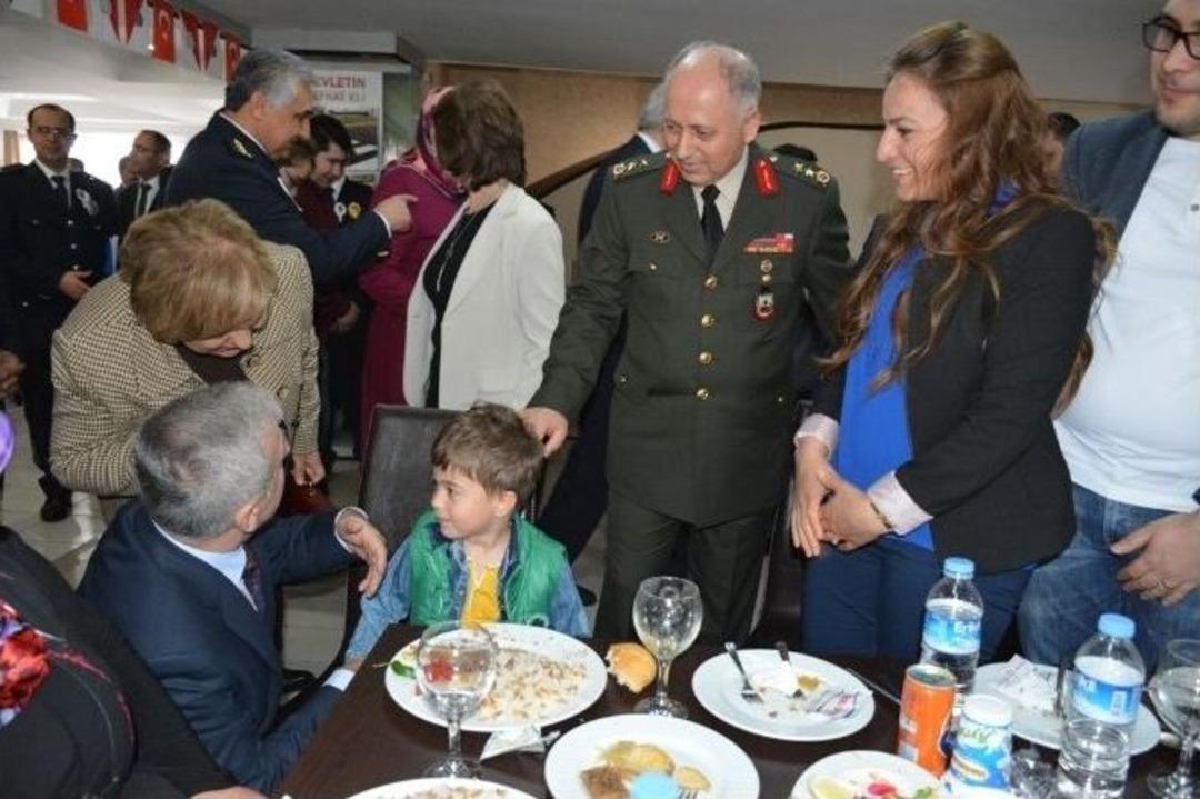 Malatya&rsquo;da, Şehit Yakınlarına Ve Gazilere Yemek Verildi