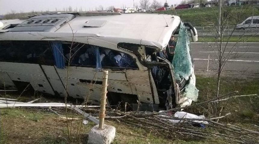 Başkent&rsquo;te Tur Otob&uuml;s&uuml; Şarampole U&ccedil;tu: 1 &Ouml;l&uuml;, 15 Yaralı