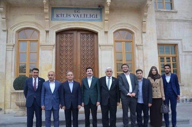 Kilis’i, Nobel Barış Ödülüne Aday Gösteren Ayhan Sefer Üstün Valiliği Ziyaret Etti