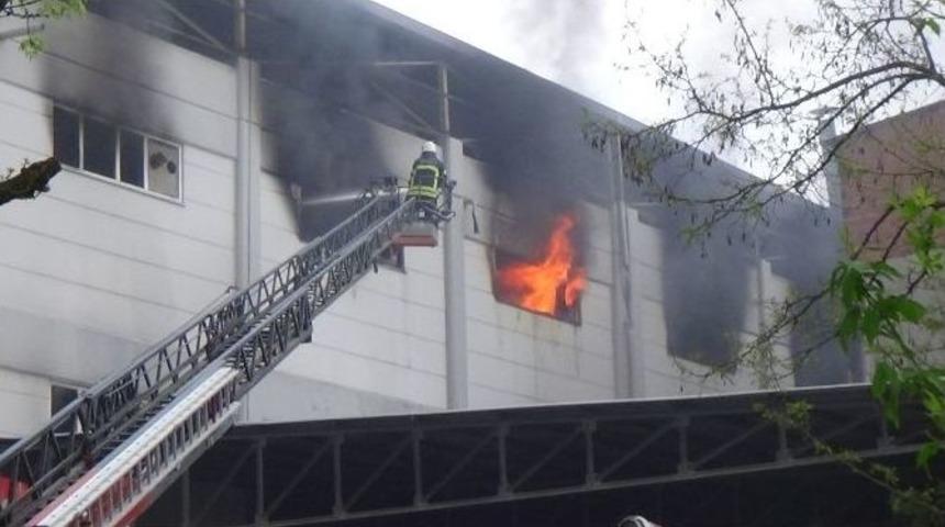 Fabrikadan Y&uuml;kselen Alevler Korkuya Neden Oldu