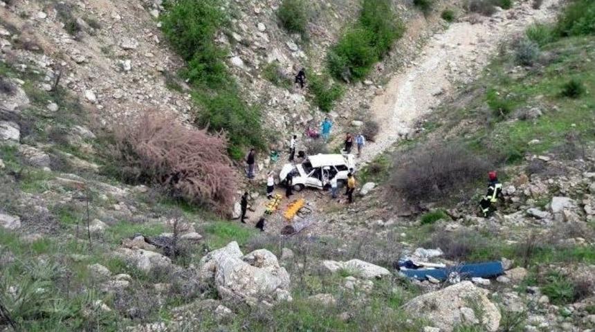 Otomobil U&ccedil;uruma Yuvarlandı: 2 &Ouml;l&uuml;, 2 Ağır Yaralı