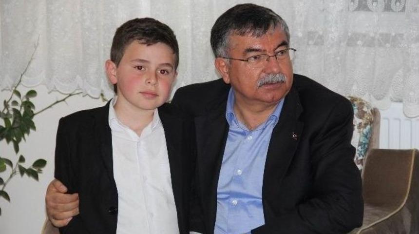 Milli Savunma Bakanı Yılmaz, Y&uuml;ksekova Gazisini Ziyaret Etti