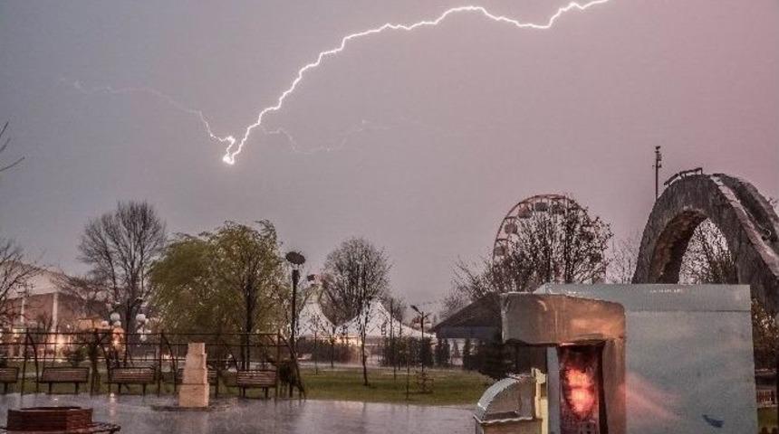 Bolu&rsquo;da Şimşek &Ccedil;aktı, Muhteşem G&ouml;r&uuml;nt&uuml;ler Oluştu