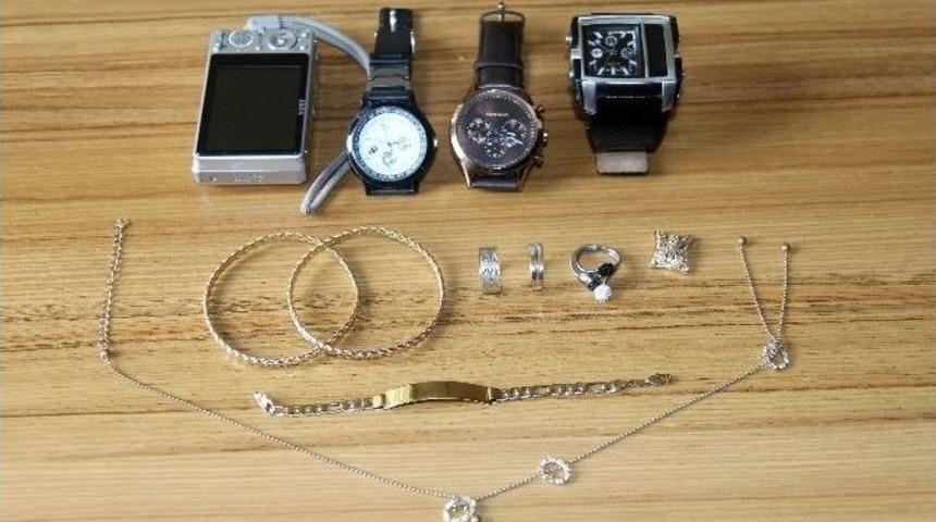 Ter&ouml;ristin &Uuml;zerinden &Ccedil;alıntı Ziynet Eşyaları &Ccedil;ıktı