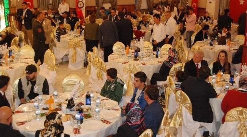 Kahramanmaraş&rsquo;ta Gazi Ve Şehit Aileleri Onuruna Yemek