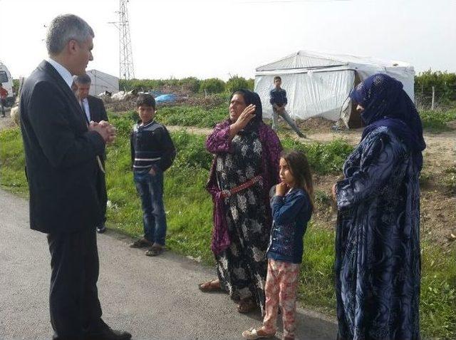 Çocukları Okula Kazandırmak İçin Çadır Çadır Geziyor