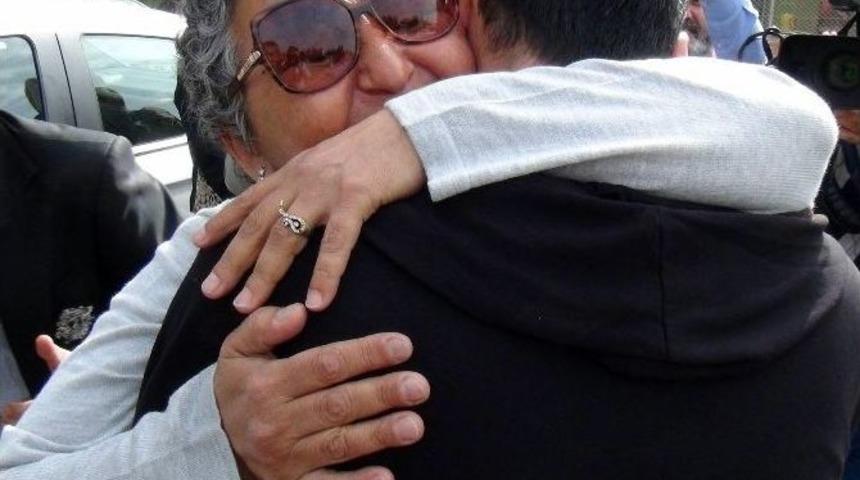 Askerlere Selam Veren Anneye B&uuml;y&uuml;k Jest