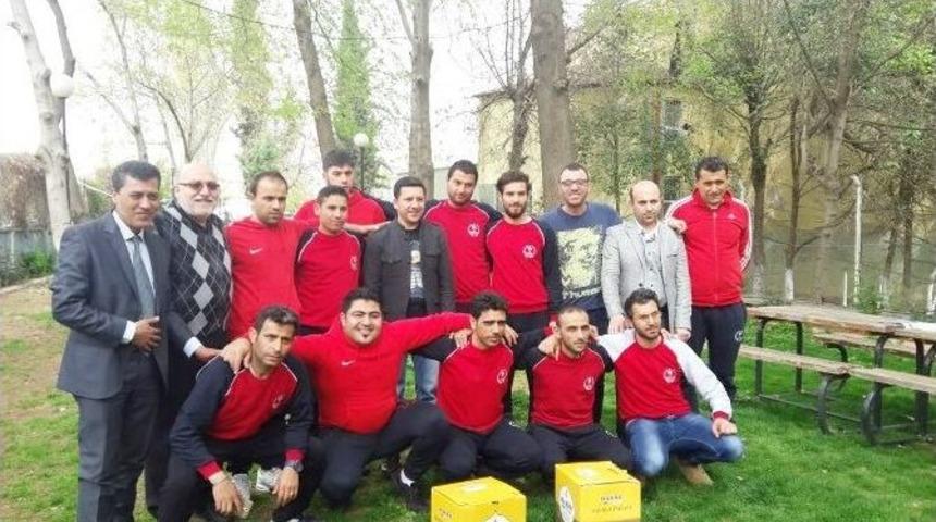 250 Suriyeli Sporcuya Yardım Paketi