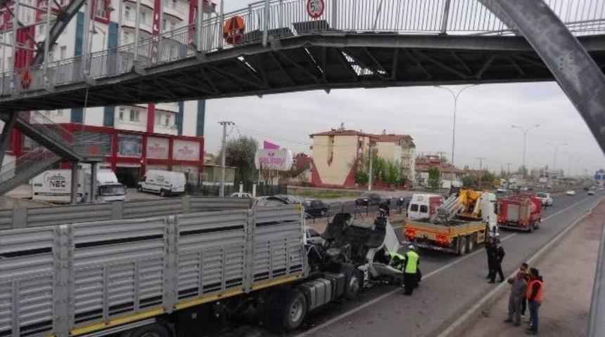 Tır&rsquo;ın A&ccedil;ılan Dorsesi &Uuml;st Ge&ccedil;ide &Ccedil;arptı: 1 Yaralı