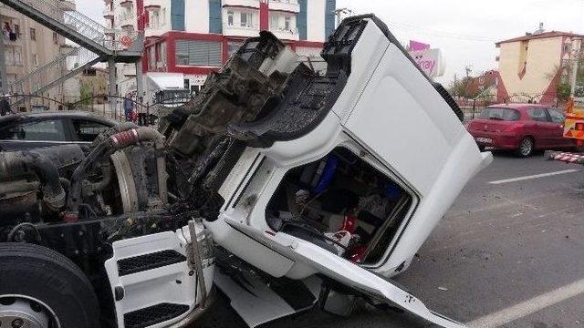 Tır’ın Açılan Dorsesi Üst Geçide Çarptı: 1 Yaralı