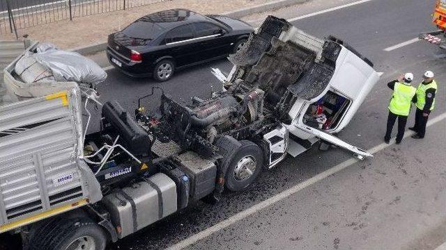 Tır’ın Açılan Dorsesi Üst Geçide Çarptı: 1 Yaralı