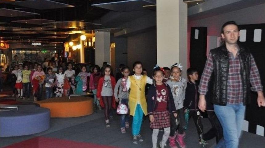 Hayatlarında İlk Defa Sinemaya Gittiler