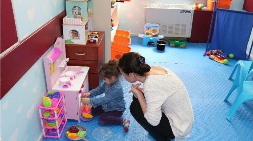 &Ccedil;ocuklar Oyun Terapiyle Tedavi Oluyor