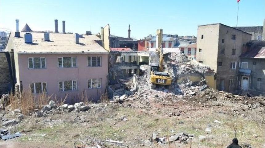 D&ouml;n&uuml;ş&uuml;m&uuml;n İlk Safhasında Yıkımlar S&uuml;r&uuml;yor