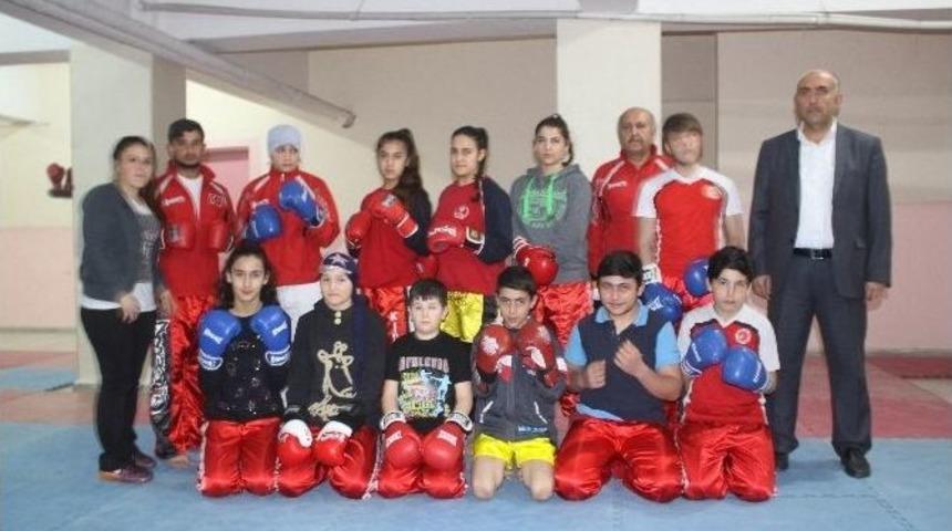 Kavgacı &Ouml;ğrencileri Şampiyon Yaptı