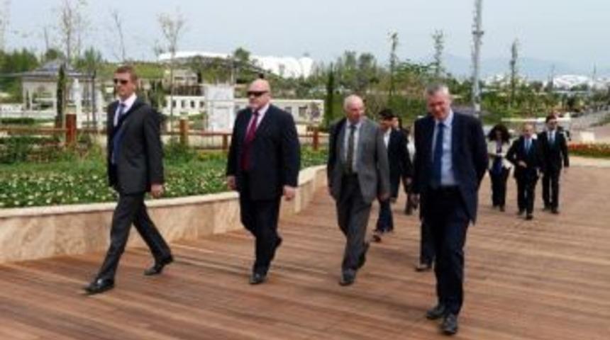 İngiliz Polis Başm&uuml;fettişleri Expo 2106 Alanında