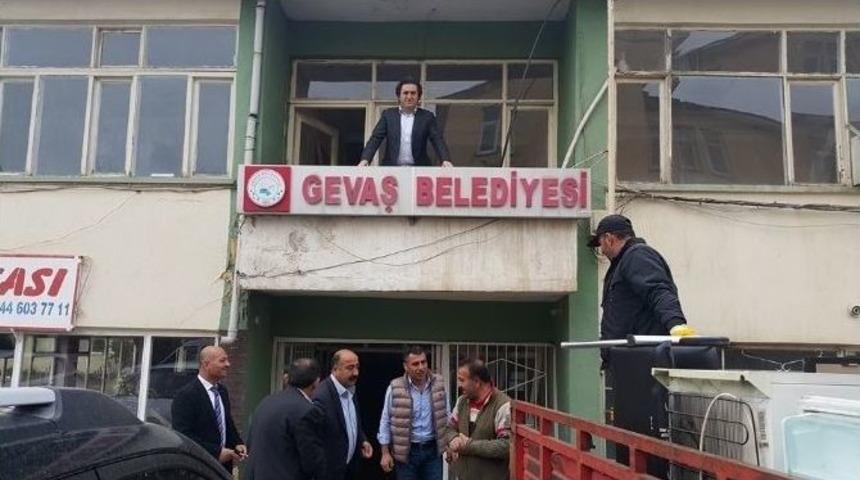 Gevaş Belediye Binası Yıkıldı