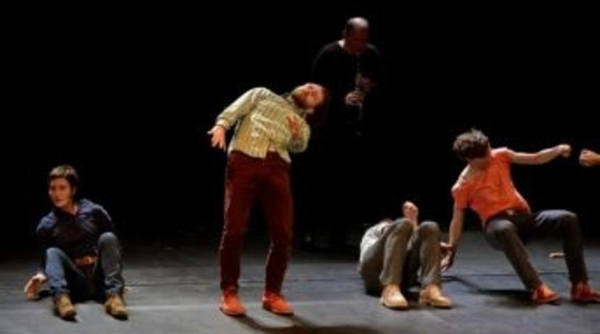 Ayakları Zemine Sabitlenmiş Şekilde Dans Ettiler