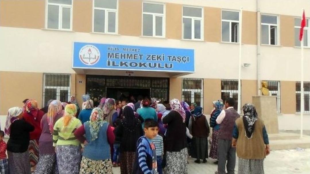 &Ccedil;ocuklarının Suriyeli &Ccedil;ocuklarla Aynı Okulda Eğitim G&ouml;rmesini İstemeyen Veliler Eylem Yaptı