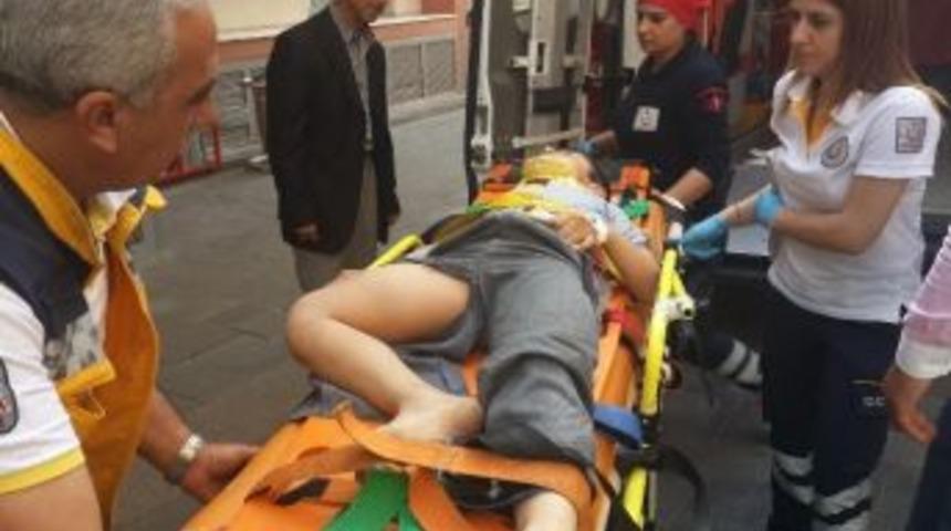 Otomobil Karşı Yola Ge&ccedil;mek İsteyen &Ccedil;ocuğa &Ccedil;arptı