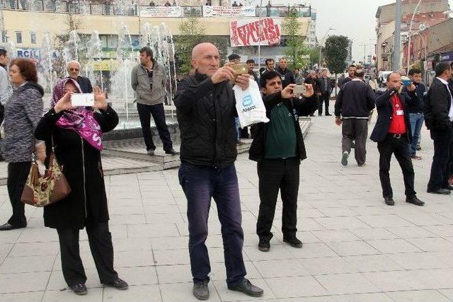 Meraklı Vatandaşlar Şüpheli Paketi Görmek İçin Birbirini Ezdi