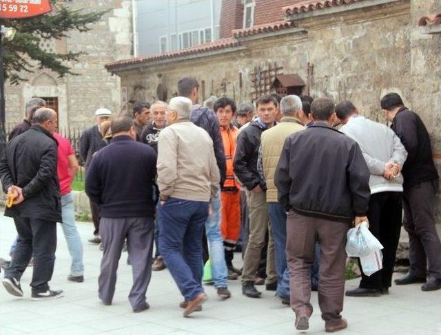 Meraklı Vatandaşlar Şüpheli Paketi Görmek İçin Birbirini Ezdi