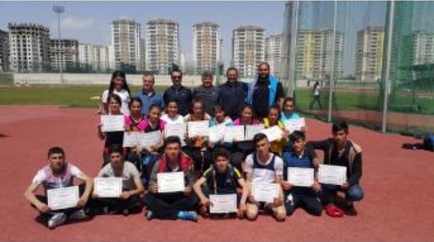 Vanlı Atletlerden B&uuml;y&uuml;k Başarı