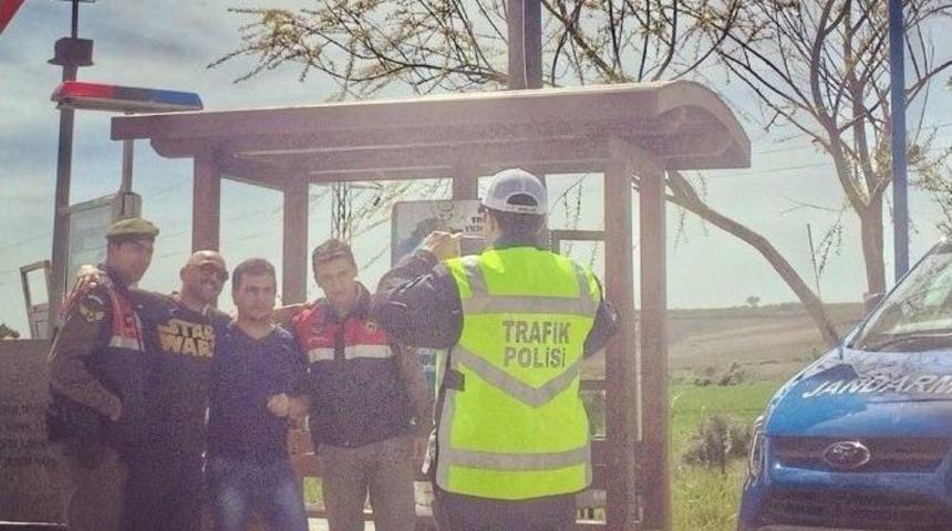 &Uuml;nl&uuml; Komedyen Ceza Kesen Trafik&ccedil;ilerle B&ouml;yle Poz Verdi