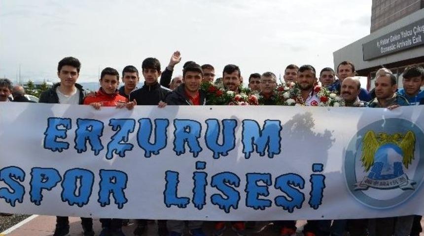 Avrupa Fatihlerine Coşkulu Karşılma