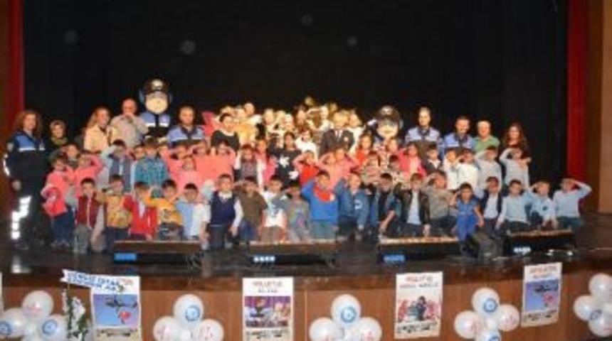 Akpınar &Ouml;ğencileri Tiyatroda