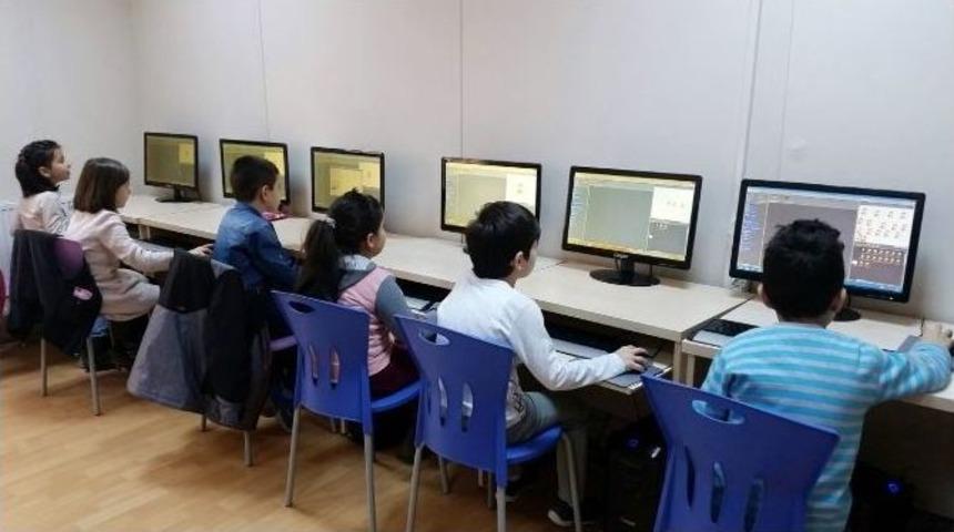 &lsquo;klavyenin Kahramanları&rsquo; Bilgisayarın Gizemli D&uuml;nyasına Giriş Yaptı