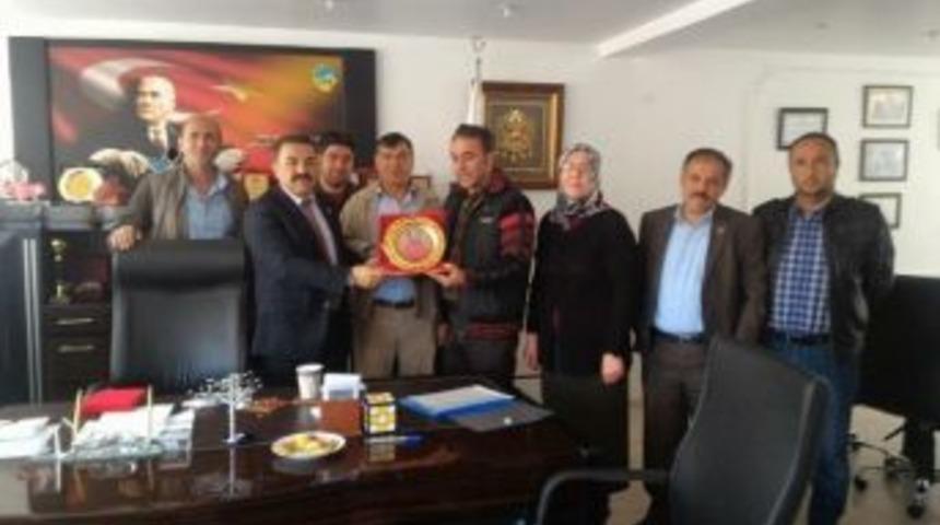 Belediye Meclis &Uuml;yeleri Belediye Başkanına Plaket Verdi