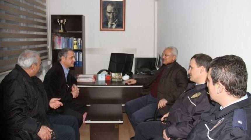 Başkan Başsoy Polis Memurlarına &Ccedil;i&ccedil;ek Takdim Etti