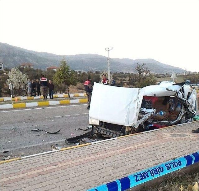 Antalya’da Trafik Kazası: 2 Ölü, 5 Yaralı