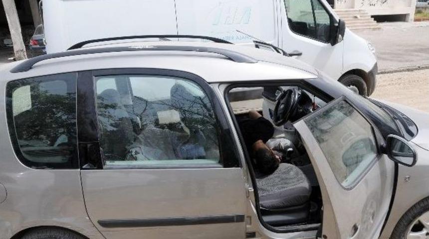 Kapısı A&ccedil;ık Ara&ccedil;ta Yatan İki Kişiyi G&ouml;renler Polisi Alarma Ge&ccedil;irdi