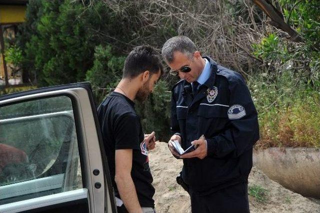 Kapısı Açık Araçta Yatan İki Kişiyi Görenler Polisi Alarma Geçirdi