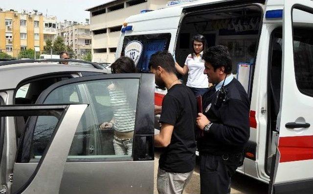 Kapısı Açık Araçta Yatan İki Kişiyi Görenler Polisi Alarma Geçirdi