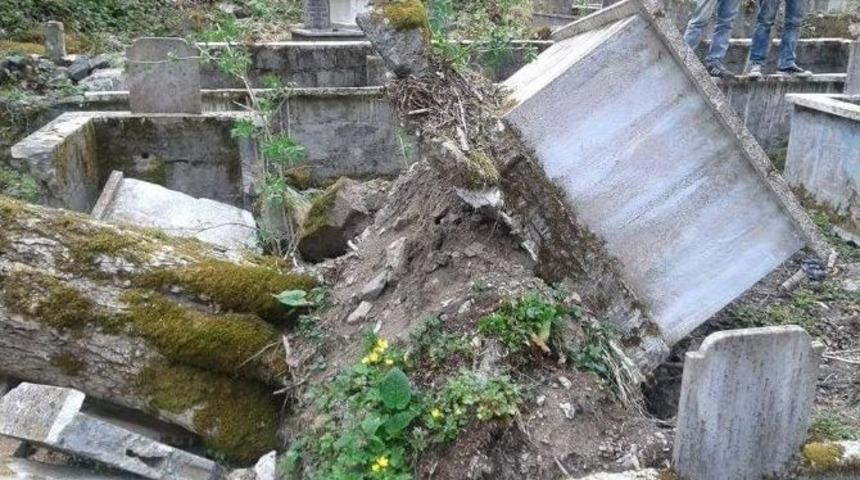 Devrilen &Ccedil;am Ağacı D&ouml;rt Mezarı Tahrip Etti