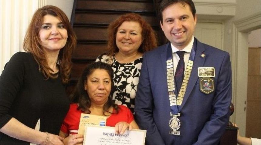 Kuşadası Engelliler K&ouml;y&uuml; &Ouml;ğrencisine &Ouml;d&uuml;l