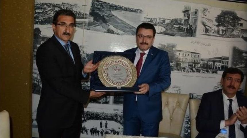 Gen&ccedil;&rsquo;e Eğitime Desteklerinden &Ouml;t&uuml;r&uuml; Plaket