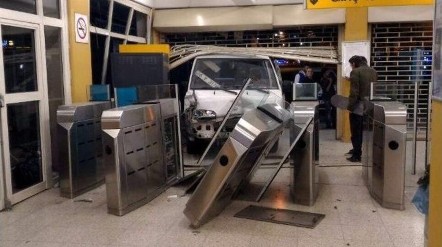 Bursa&rsquo;da Minib&uuml;s Metro Durağına Daldı