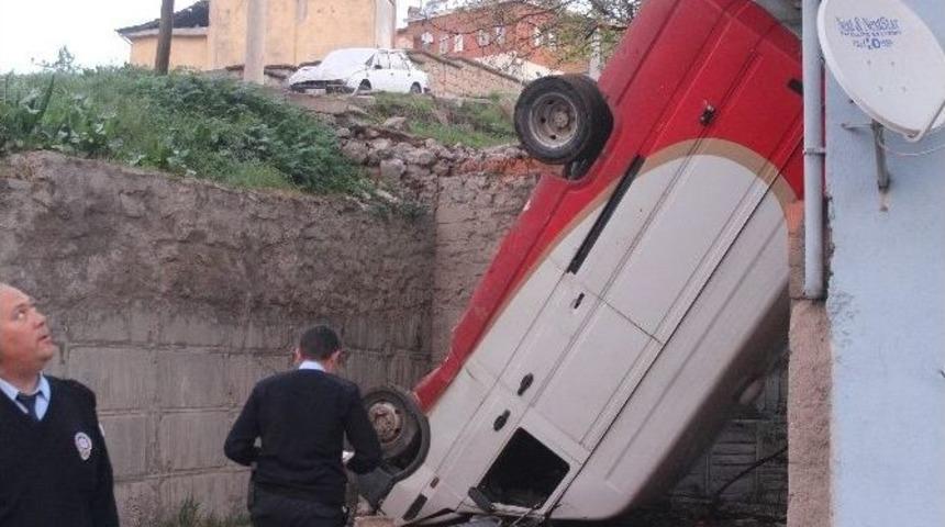 Yoldan &Ccedil;ıkan Minib&uuml;s 6 Metrelik Boşluğa D&uuml;şt&uuml;